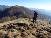 44 Dallo Zuc de Valmana  (1546 m) ci avviamo su prato 'arato'  per I Canti (1563 m)